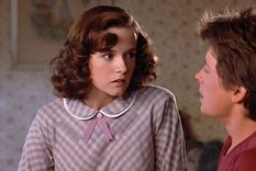 VOLVER AL FUTURO En la película, Marty viaja al pasado y conoce a la versión joven de sus padres Foto: ARCHIVO