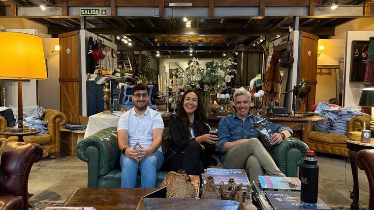 De izquierda a derecha: Manuel Arias (CFO R3al Blocks), Débora Carrizo (CEO R3al Blocks), Nicolás Tiferes (dueño de Mathienzo). De izquierda a derecha: Manuel Arias (CFO R3al Blocks), Débora Carrizo (CEO R3al Blocks), Nicolás Tiferes (dueño de Mathienzo).