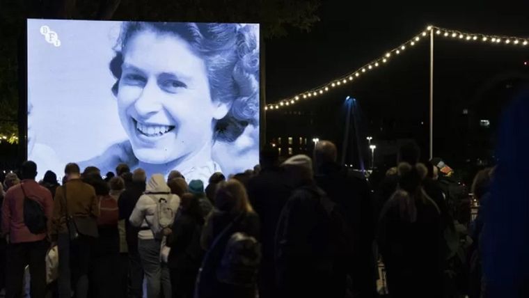 Ciudadanos hacen cola durante la madrugada para entrar en la capilla ardiente de Isabel II. Foto: PA MEDIA.