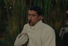 Bad Bunny regaló la prenda que usó en el Super Bowl. Bad Bunny regaló la prenda que usó en el Super Bowl.