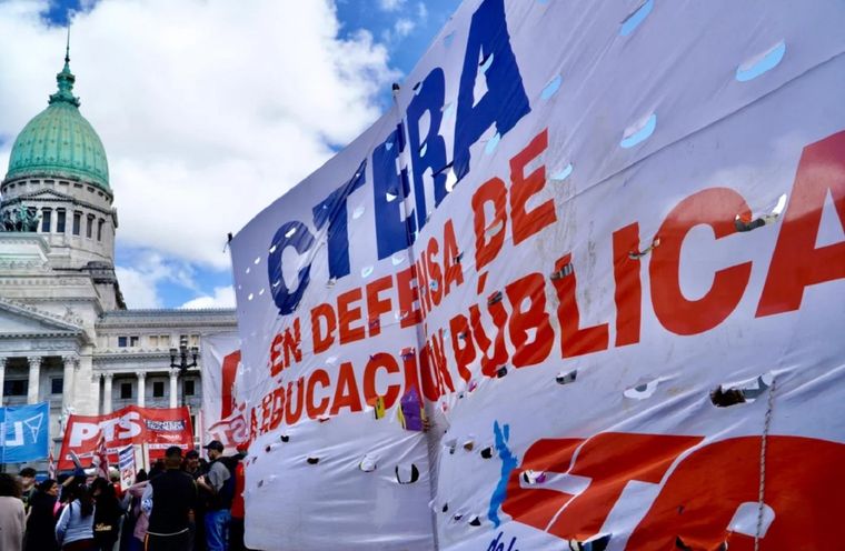Universidades nacionales realizan paro debido a reclamos salariales.
