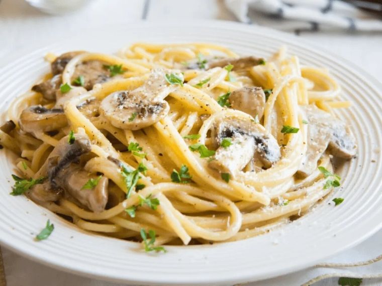 Admira este delicioso plato de plasta con champiñones y crema ¡nos encanta!