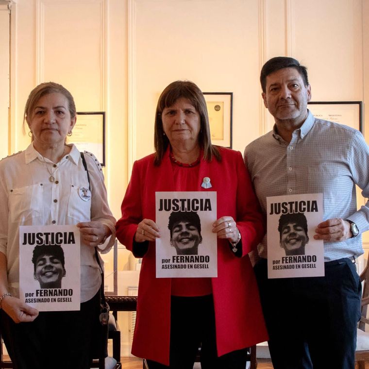 La ministra de Seguridad Patricia Bullrich junto a los padres de Fernando Báez Sosa. Foto: Patricia Bullrich