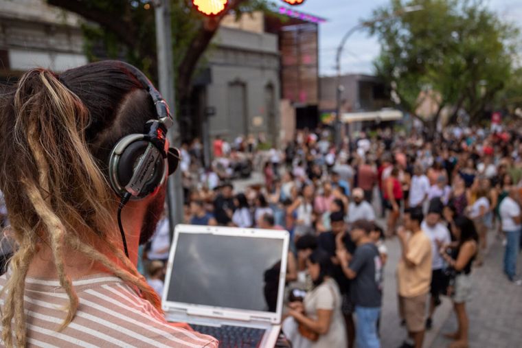 La Avenida Sarmiento se vestirá de Carnaval y Vino este domingo.