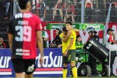 Los jugadores del Halcón de Varela festejan el tanto del triunfo mientras la Policía ya prepara los escudos para protegerlos. Foto: FotoBaires