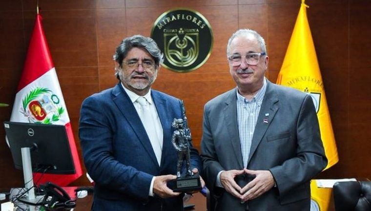 El gobernador de Misiones, Hugo Passalacqua junto al alcalde de Miraflores, Carlos Canales. El gobernador de Misiones, Hugo Passalacqua junto al alcalde de Miraflores, Carlos Canales.