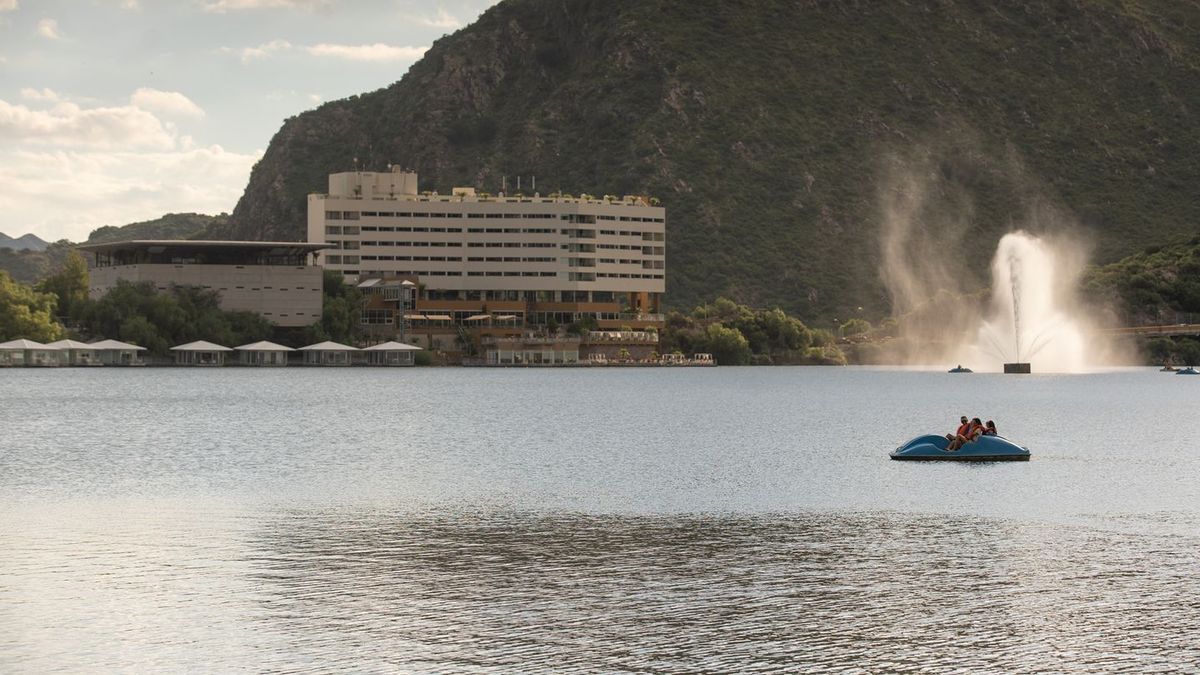 El pueblo de San Luis donde un lago rodeado de sierras se ll