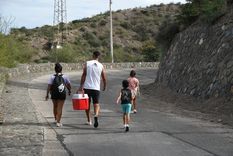 Largo y transitado acceso con su más que interesante pendiente, que se sentía como si se estuviera escalando un cerro. Largo y transitado acceso con su más que interesante pendiente, que se sentía como si se estuviera escalando un cerro.