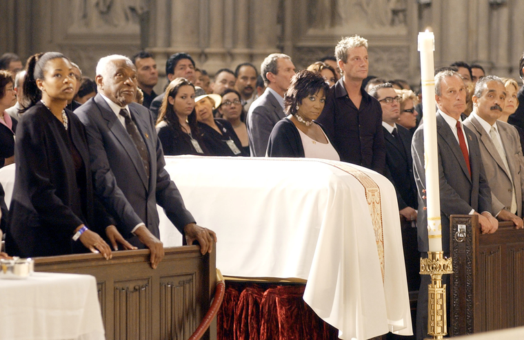 Pedro Knight (segundo a la izquierda), en la Catedral de San Patricio, durante el último servicio religioso en honor a su esposa, Celia Cruz. La cantante Patti Labelle (en el centro) cantó el "Ave María".