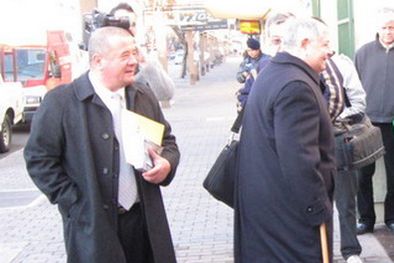 MDZol | Antonio Balliro y el recusado Pedro Carrizo, ingresando al debate en San Martín. Foto: Carlos Fernández/MDZ
