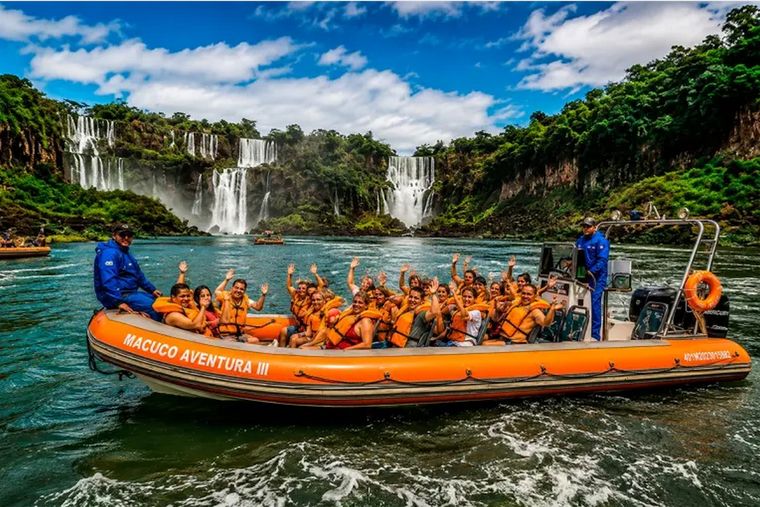 Un joven de 26 años murió tras el vuelco de una lancha en las Cataratas del Iguazú, del lado brasileño.
