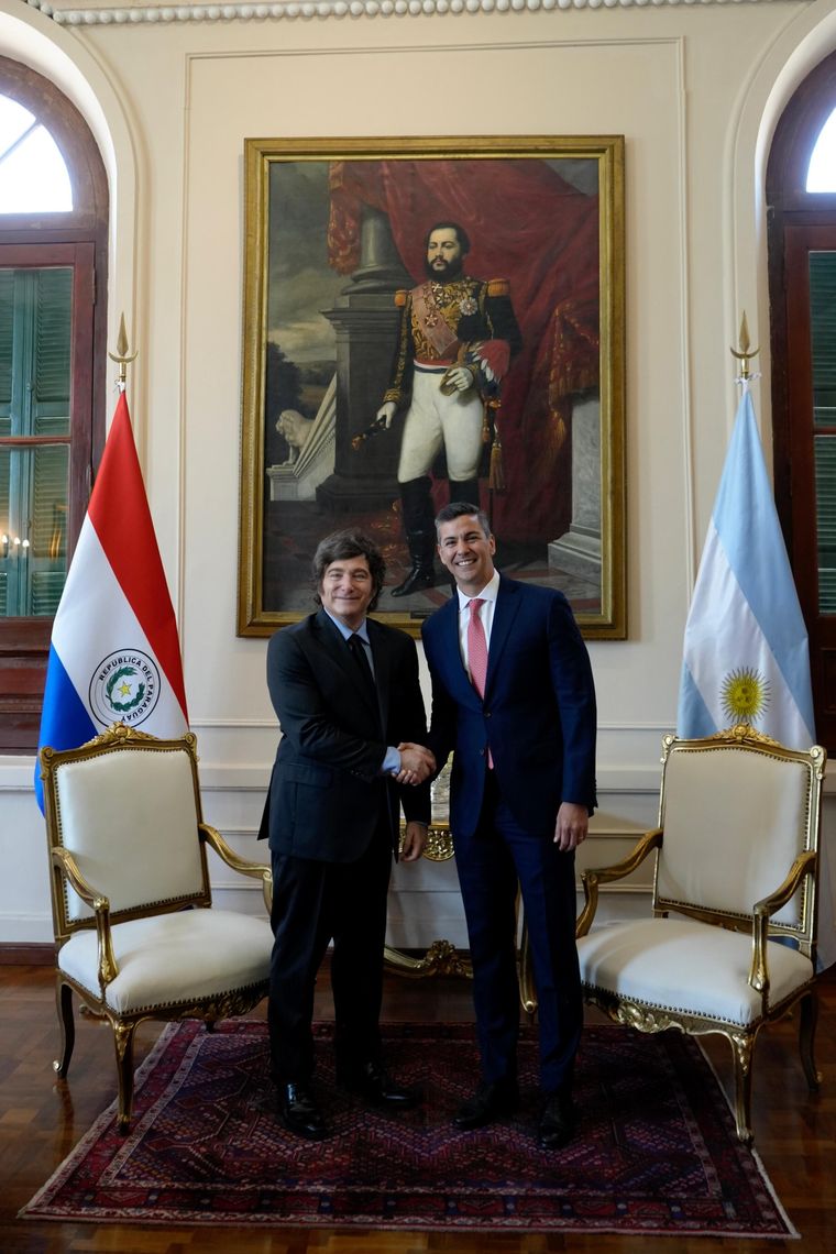 Javier Milei y Santiago Peña en el Palacio de López.