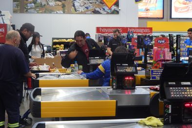 MDZol | Cada vez más, los supermercados brasileños en la frontera se llenan de argentinos.