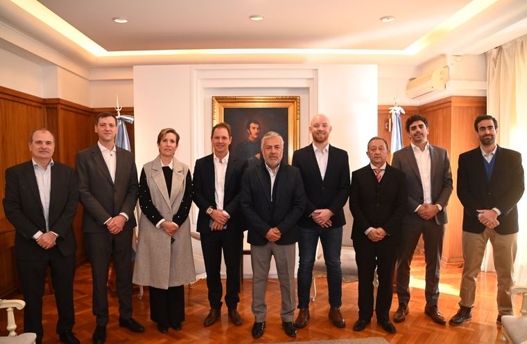 El gobernador Alfredo Cornejo junto a los representantes de Genneia, funcionarios provinciales y los intendentes de Luján y Malargüe Foto: Gobierno de Mendoza