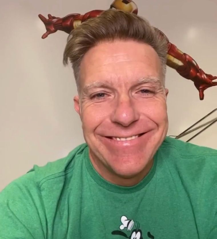 Alejandro Fantino, dando el anuncio.