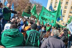 Estatales mendocinos marcharon este viernes hasta la Casa de Gobierno exigiendo una suba salarial. Foto: Prensa ATE