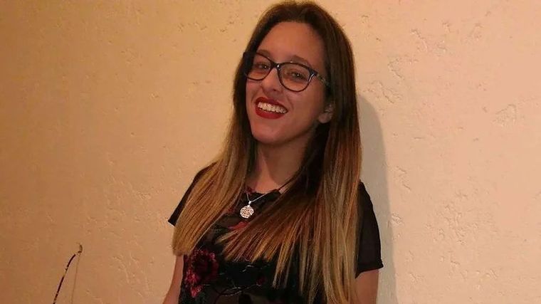 El cuerpo de la joven se encontraba en el baño, con claras heridas en el cuello