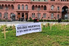 La agrupación Jóvenes Republicanos realizó una polémica intervención en las inmediaciones de Casa Rosada. Foto: Twitter Jóvenes Republicanos.