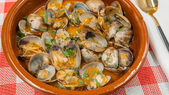 La receta de almejas a la marinera tiene su origen en las regiones costeras del norte de España. La receta de almejas a la marinera tiene su origen en las regiones costeras del norte de España.