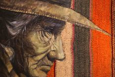 artista boliviano realiza obras con hojas de coca