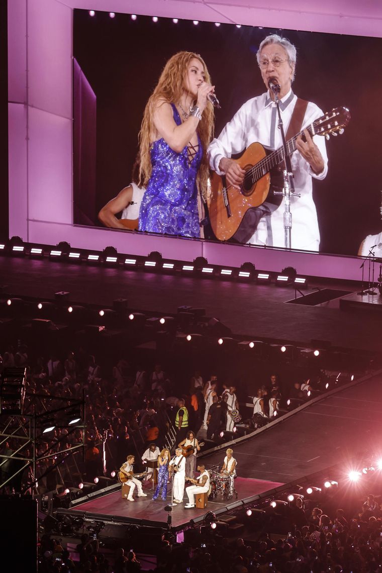 Shakira junto al cantante brasileño Caetano Veloso. Shakira junto al cantante brasileño Caetano Veloso.