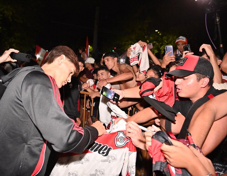 Los jugadores del Millonario firmaron autógrafos y se sacaron fotos con los hinchas. Los jugadores del Millonario firmaron autógrafos y se sacaron fotos con los hinchas.