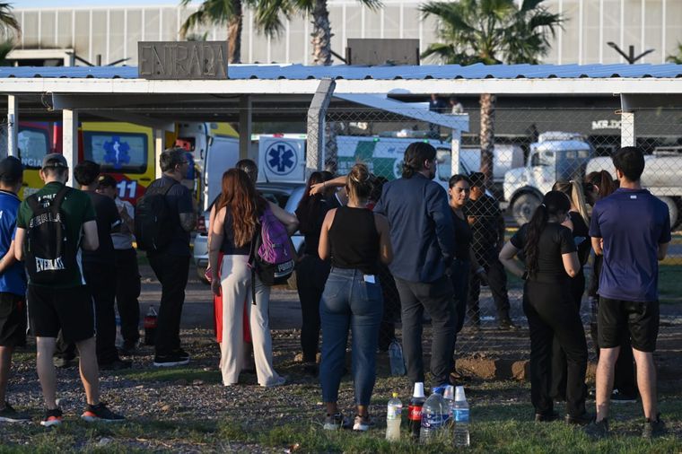 Empleados del casino y familiares de las personas que trabajan Tótem Boulevard se acercaron al lugar.&nbsp;