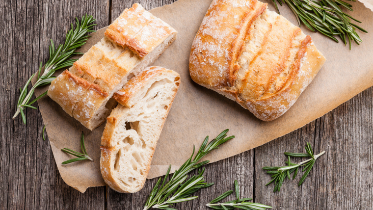 La receta original de ciabatta fue creada en 1982 por un panadero italiano que quería competir con la baguette francesa. La receta original de ciabatta fue creada en 1982 por un panadero italiano que quería competir con la baguette francesa.