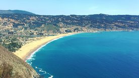 La playa de Laguna Verde sorprende con sus aguas color esmeralda y un entorno natural a pocos minutos de Valparaíso. La playa de Laguna Verde sorprende con sus aguas color esmeralda y un entorno natural a pocos minutos de Valparaíso.