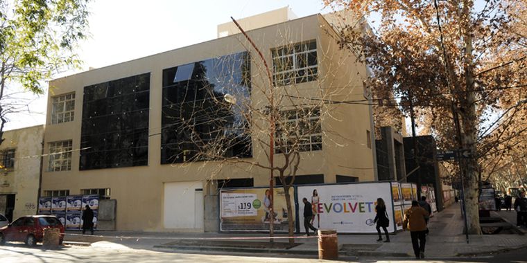 El nuevo edificio, aún tapiado por cartelería. Foto: Nacho Gaffuri / MDZ