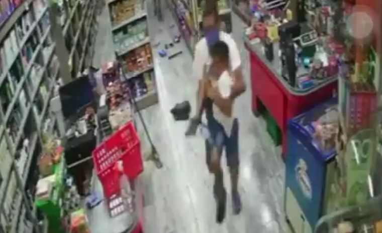 El papá llevando al chico herido