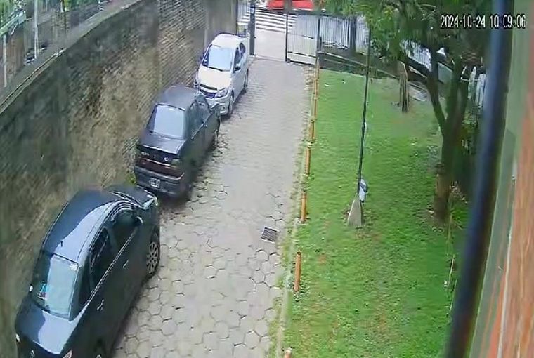 La mujer cruzaba por la senda peatonal de la esquina de la calle Vélez Sarsfield y la avenida Pedro de Mendoza, cuando fue embestida por colectivo. Foto: Captura de video X de @HagamosLioBsAs