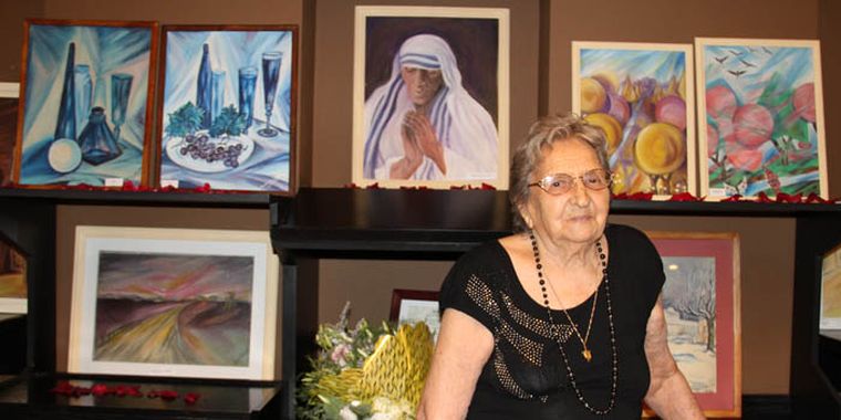 Julia rodeada de sus obras Foto: Maggie Ojcius/ Mediamza.com