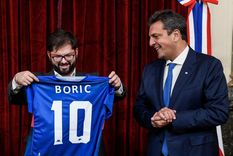 Massa le regaló a Boric una camiseta de Tigre.