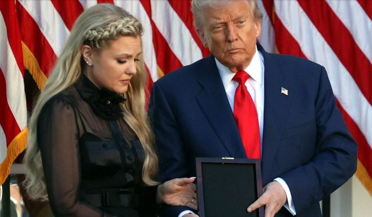 En Estados Unidos, Donald Trump condecoró al fallecido Charlie Kirk y Erica, su viuda, recibió la distinción. Foto Efe