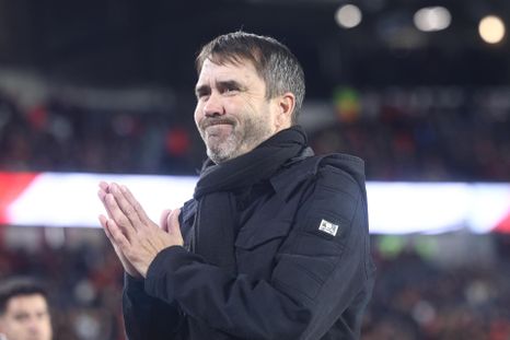 Eduardo Coudet junta sus manos para pedirle perdón a la gente de River por haber perdido la final del Apertura ante Belgrano. Eduardo Coudet junta sus manos para pedirle perdón a la gente de River por haber perdido la final del Apertura ante Belgrano.
