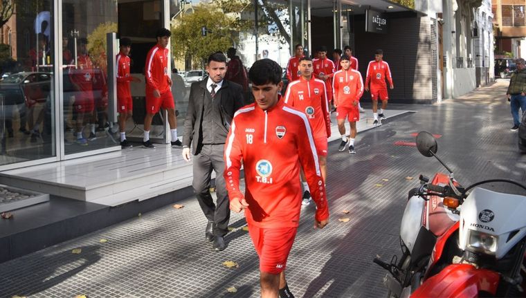 Los jugadores de Irak salen del hotel. Foto: Gentileza El Editor Platense