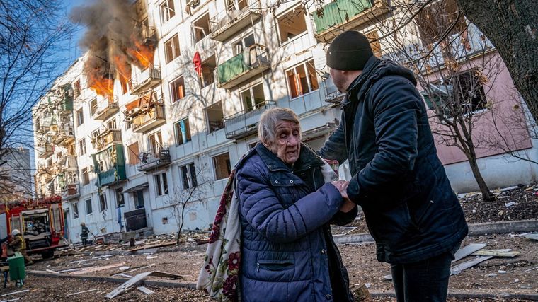Los civiles en Ucrania sufren tremendos castigos. Foto: Politics.