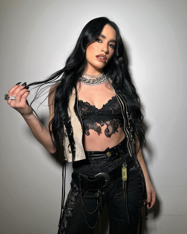 Mirá el look tipo rockstar de Lali.