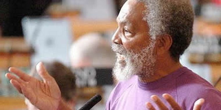 El senador Ernie Chambers presentó su demanda la semana pasada.