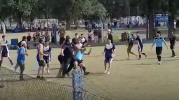 Un árbitro sufrió una brutal agresión durante un partido de divisiones juveniles en Rosario y todo quedó registrado en un video.&nbsp;