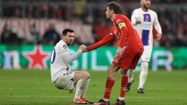 Messi y Muller, en el último enfrentamiento entre ambos. Foto: EFE