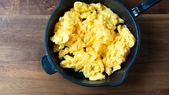 Un chorrito de vinagre ayuda a mejorar la textura de los huevos revueltos. Un chorrito de vinagre ayuda a mejorar la textura de los huevos revueltos.