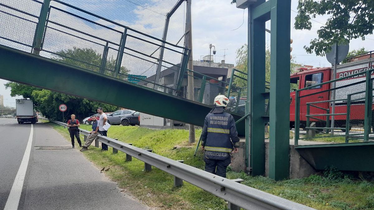 Video: el impactante momento de la caída del puente peatonal en la General Paz y Avenida Roca
