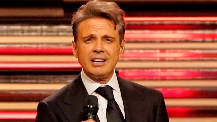 Luis Miguel sufrió un nuevo percance en su concierto brindado en Puebla, México. Foto: AFP