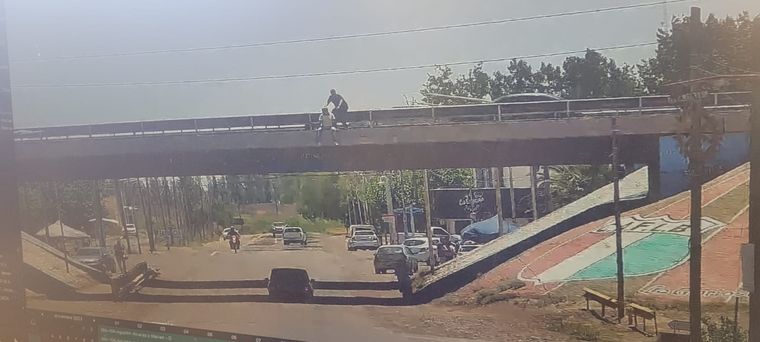 El momento del rescate del hombre Foto: Ministerio de Seguridad