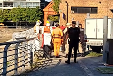 Bomberos, Prefectura y Policías se presentaron tras el hallazgo del cuerpo en Puerto Madero. Bomberos, Prefectura y Policías se presentaron tras el hallazgo del cuerpo en Puerto Madero.