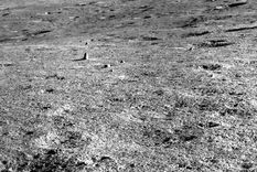 Esta foto tomada por el rover lunar chino Yutu 2 muestra la roca alargada hito en la superficie lunar. Foto: Cnsa