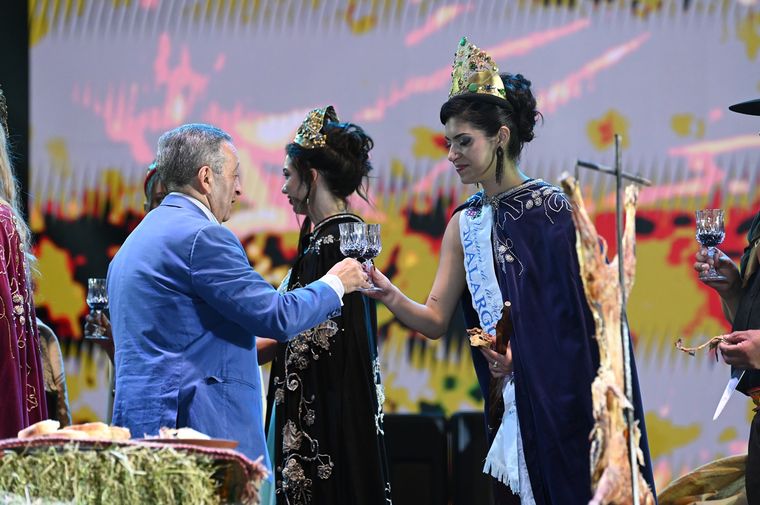 El intendente Celso Jaque brindando con las reinas vendimiales. El intendente Celso Jaque brindando con las reinas vendimiales.