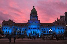 el congreso, iluminado de azul por el dia nacional de las personas sordas